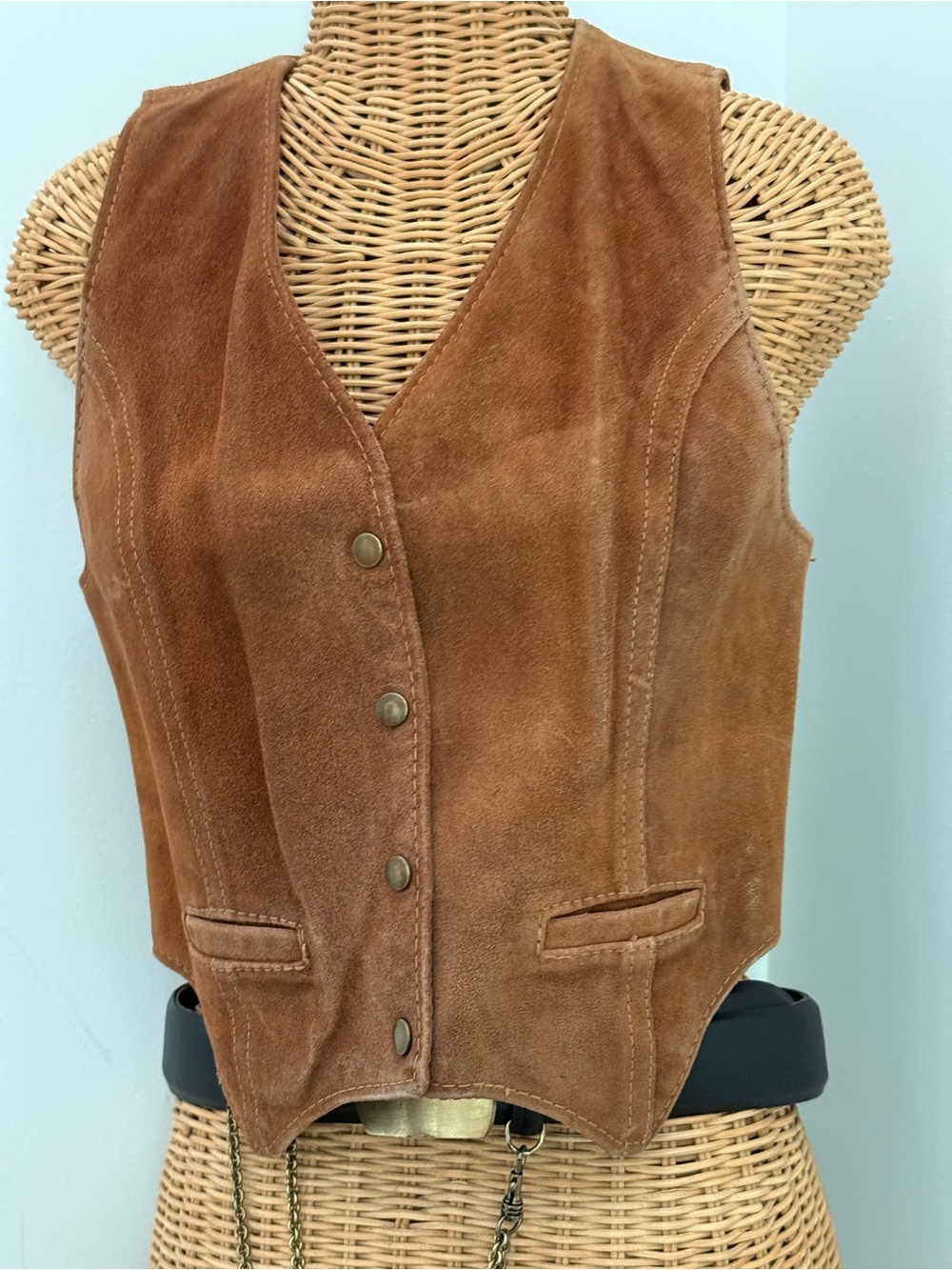 Caramel colored suede concert vest, cropped - Picture 9 of 10